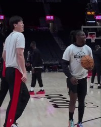 USDT投注-霍勒迪为杨瀚森三分训练打气  手舞足蹈并竖大拇指鼓励