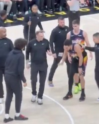 欧冠赔率-太阳记者：为减少膝盖压力，布克赛后拄拐离开更衣室